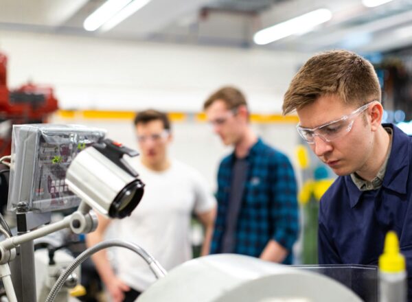 Najbardziej poszukiwane zawody techniczne – kogo potrzebują pracodawcy?