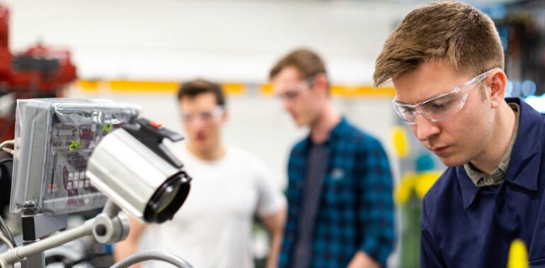 Najbardziej poszukiwane zawody techniczne – kogo potrzebują pracodawcy?