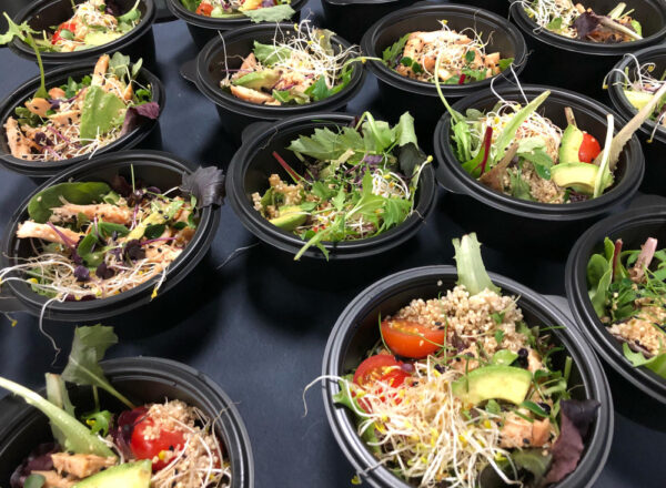 Catering dietetyczny dla zapracowanych – oszczędność czasu i zdrowie na talerzu