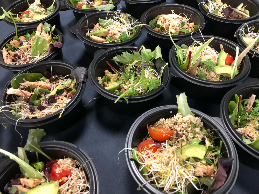 Catering dietetyczny dla zapracowanych – oszczędność czasu i zdrowie na talerzu