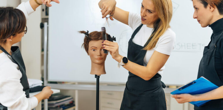 Technikum fryzjerskie – pierwszy krok do kariery w świecie stylizacji włosów