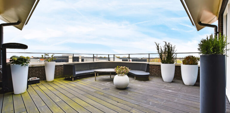 Olej do tarasu – który wybrać i jak prawidłowo impregnować deski tarasowe?